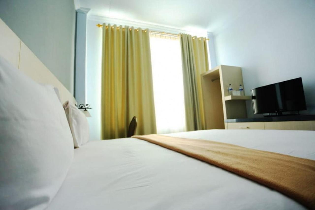 Urbanview Hotel Mulia Indah Palopo Екстериор снимка