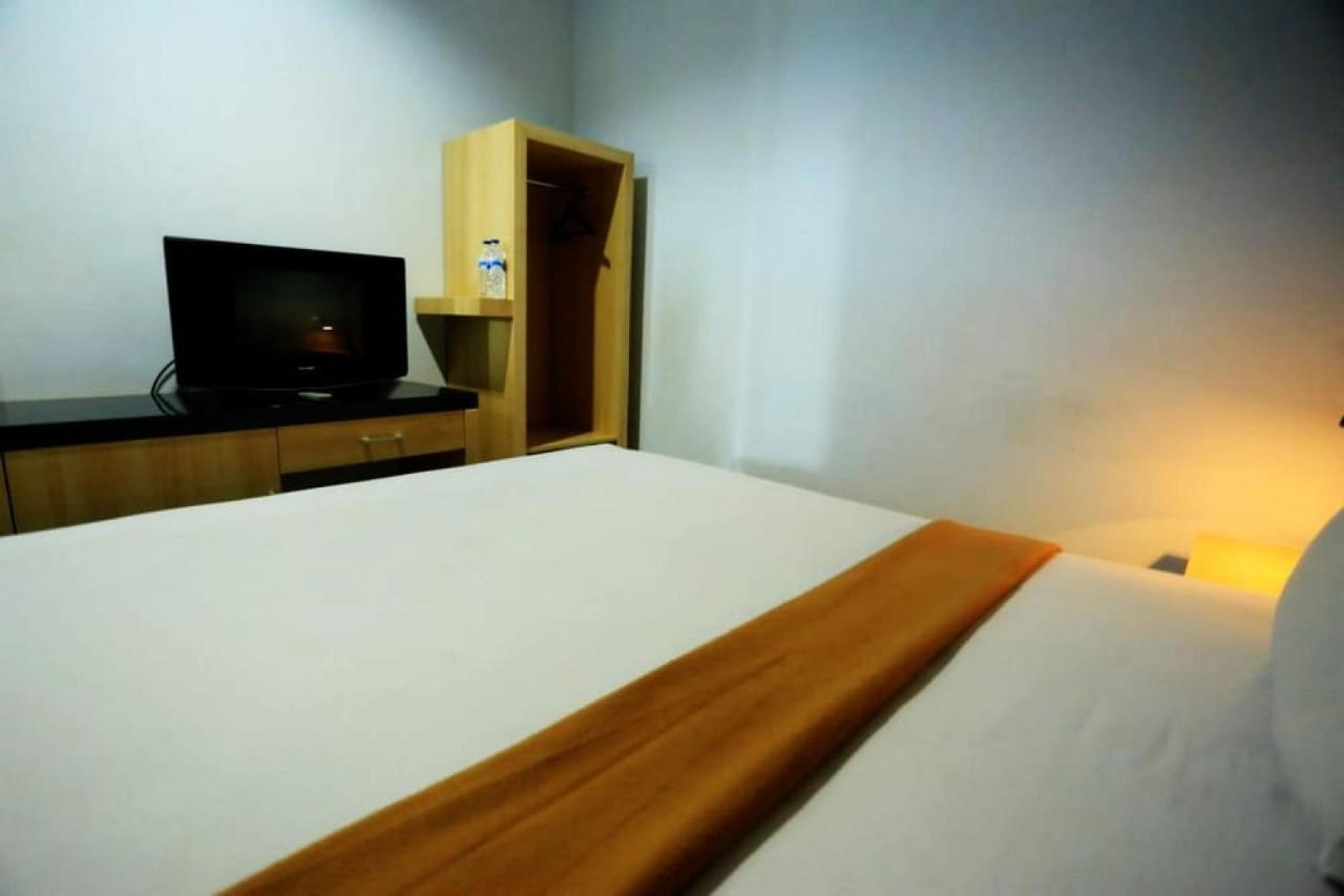 Urbanview Hotel Mulia Indah Palopo Екстериор снимка