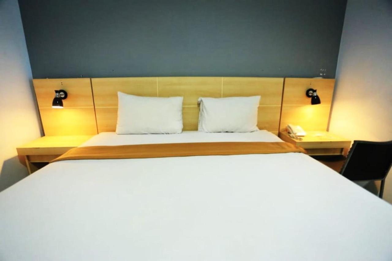 Urbanview Hotel Mulia Indah Palopo Екстериор снимка