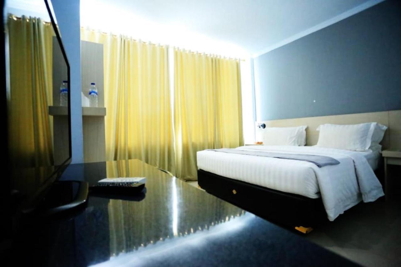 Urbanview Hotel Mulia Indah Palopo Екстериор снимка